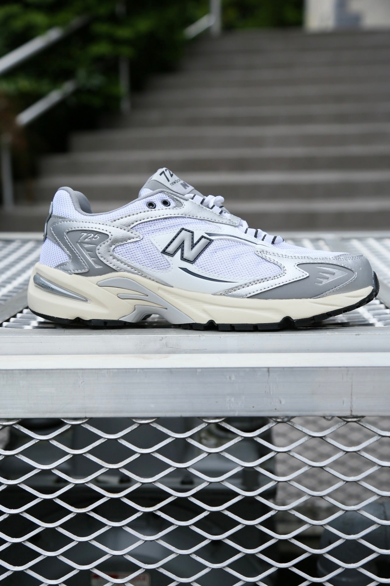 725V1 "White/Metallic Silver"