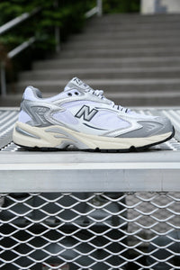 725V1 "White/Metallic Silver"