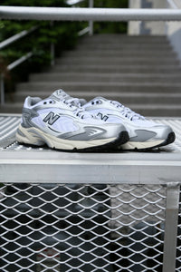 725V1 "White/Metallic Silver"