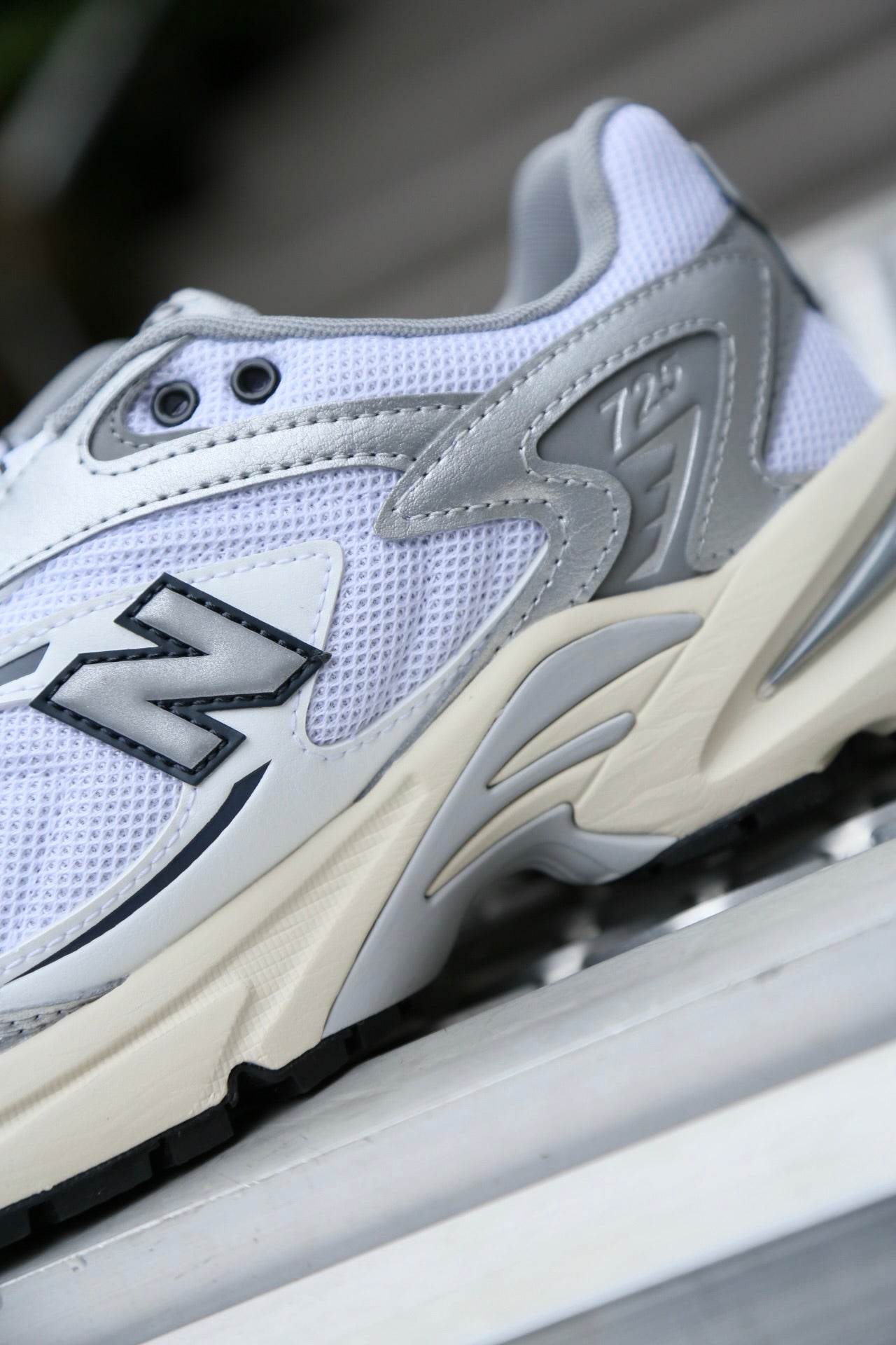 725V1 "White/Metallic Silver"