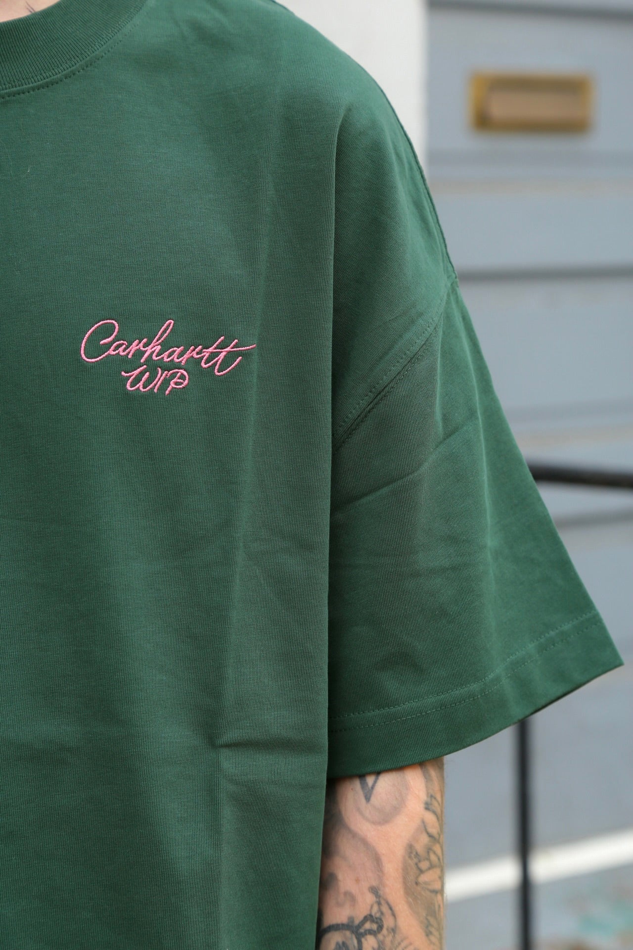 S/S Signature Script Tee Sycamore Tree