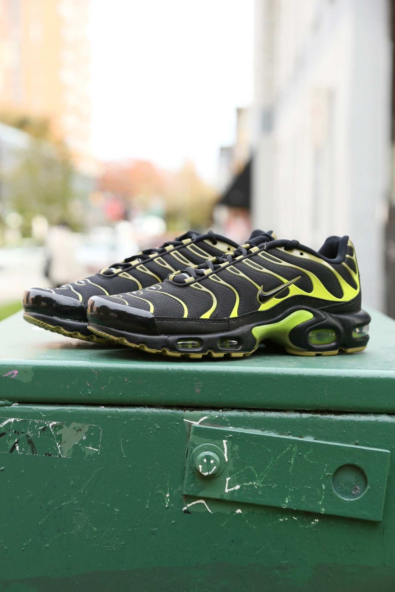 Air Max Plus "Black/Cyber-Pacific Moss"