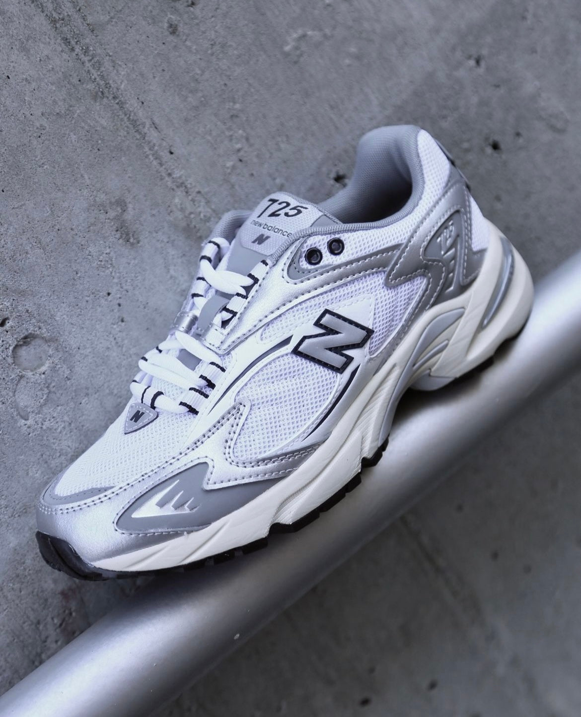 725V1 "White/Metallic Silver"